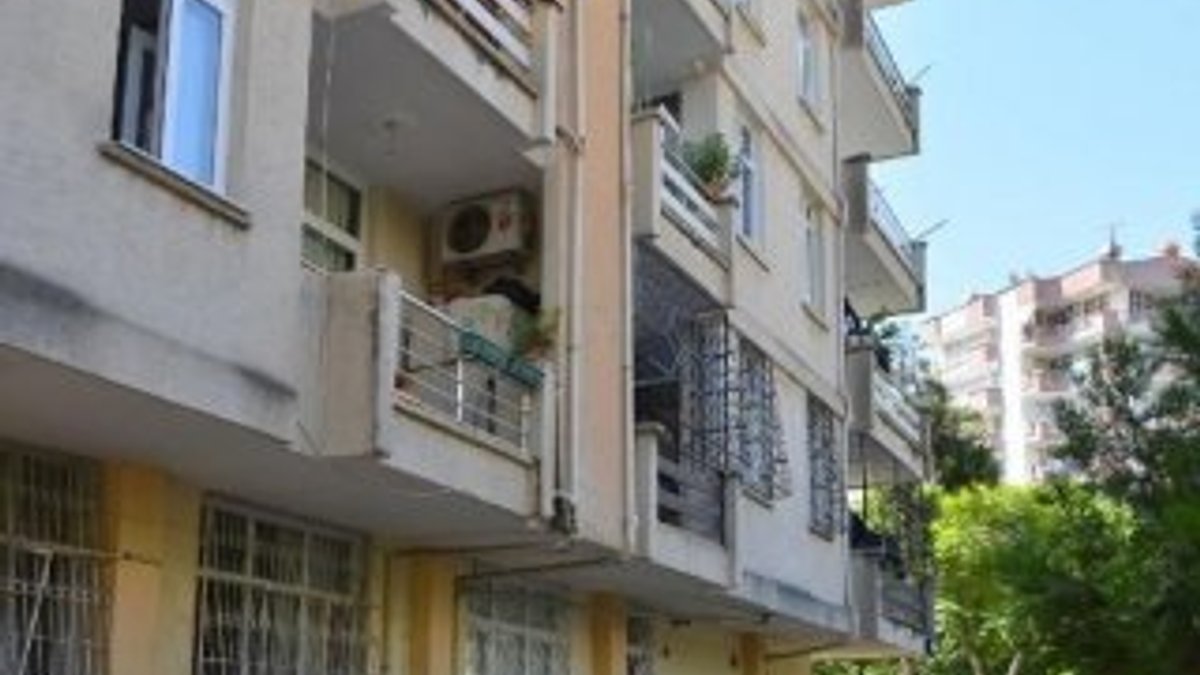 Adana'da oğlu yemeği beğenmeyince kendini balkondan attı