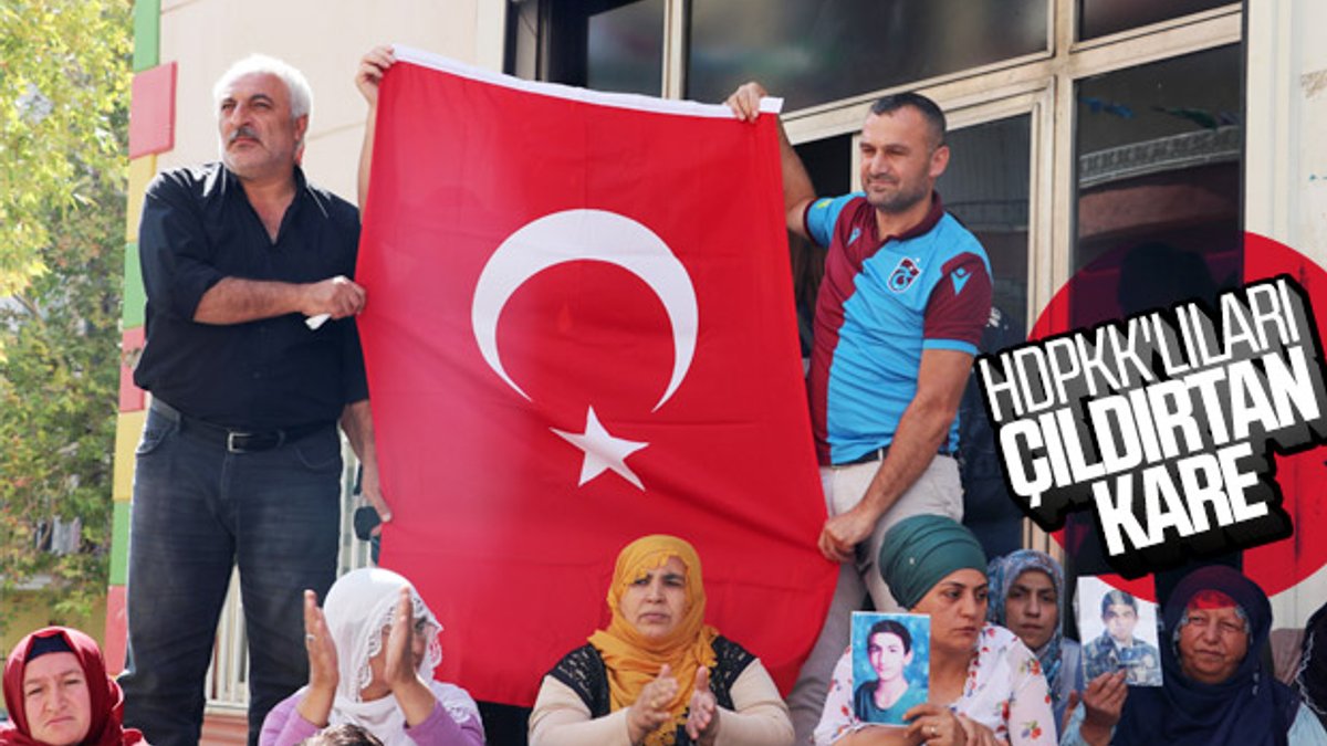 Diyarbakır'da HDP binası önünde Türk bayrağı açıldı