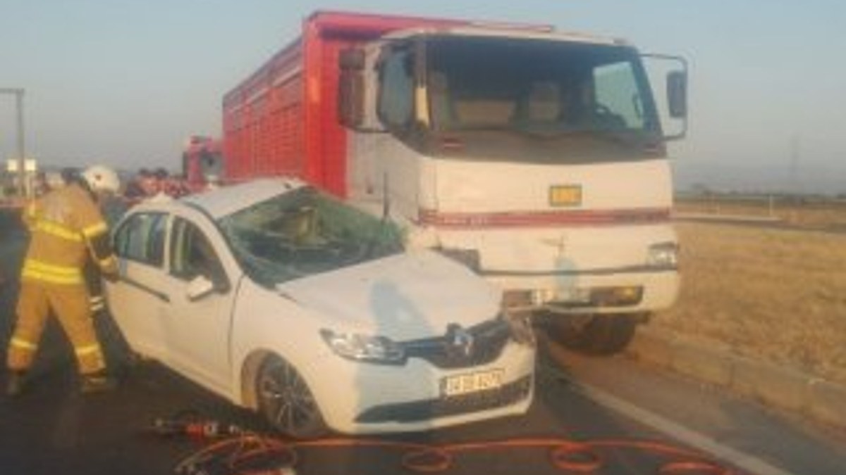 İzmir’de kamyon ve otomobil çarpıştı: 1 ölü, 3 yaralı