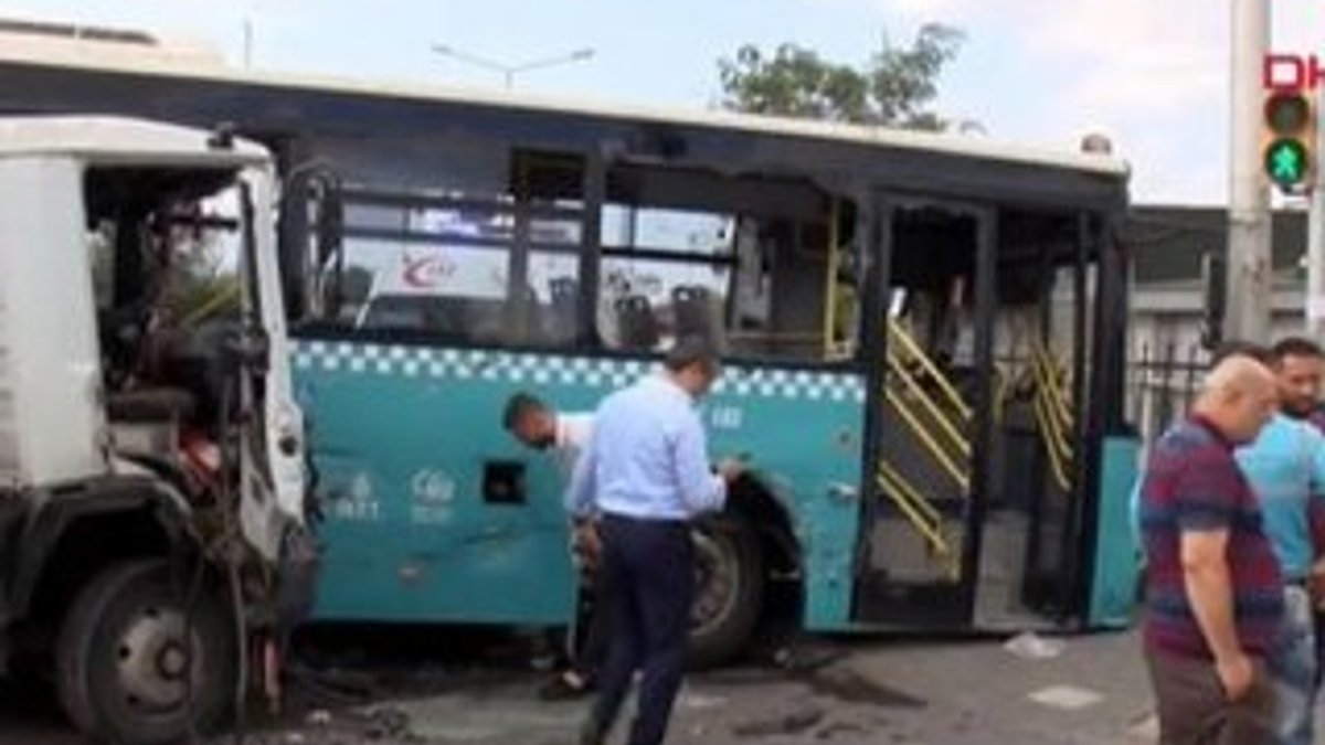 Ümraniye'de kamyon, özel halk otobüsüne çarptı