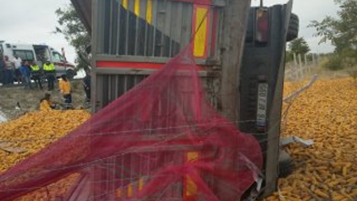 Konya'da mısır yüklü kamyon devrildi: 1 yaralı