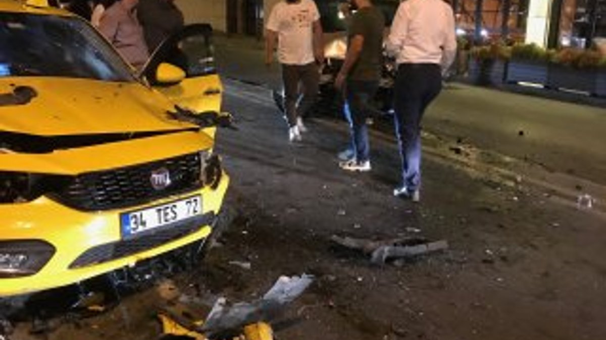 İstanbul'da alkollü sürücü süratle taksiye çarptı