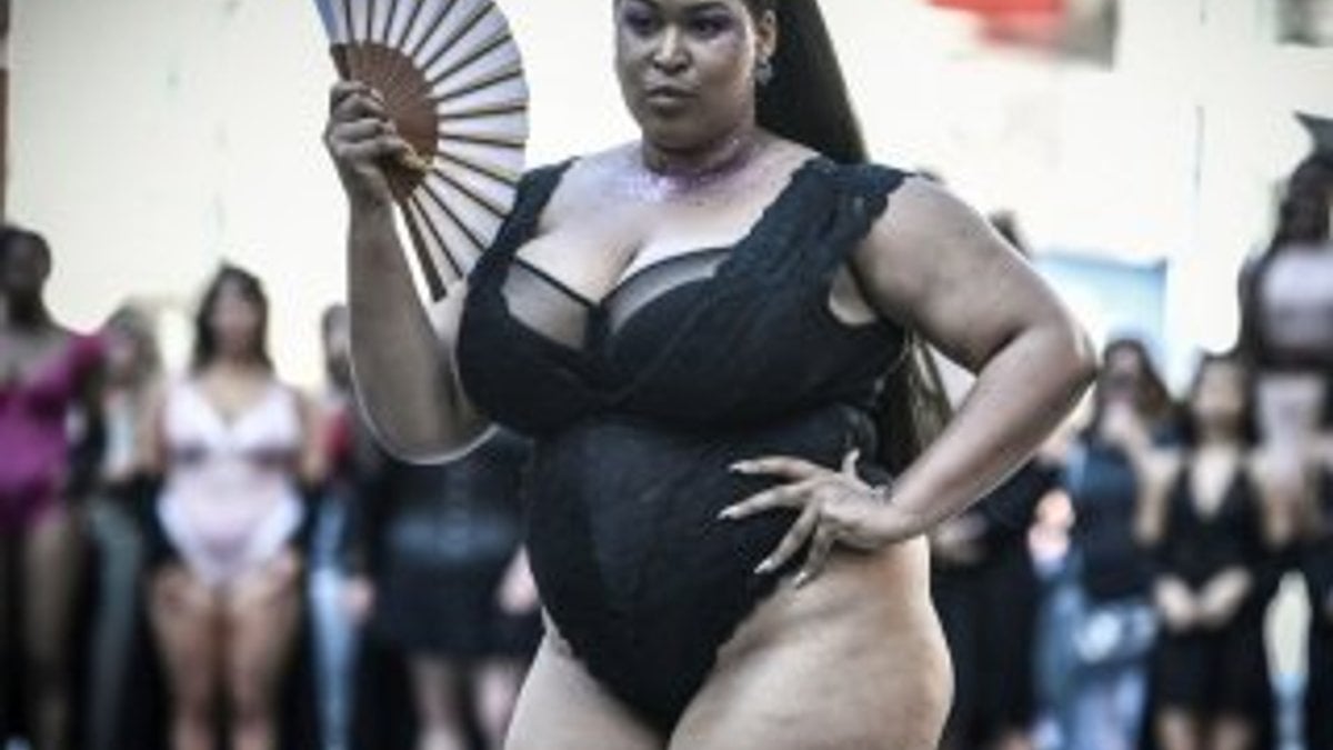 Fransa'da kilolu kadınların defilesi