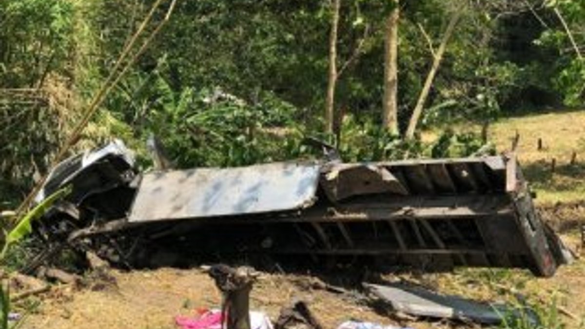 Filipinler’de kamyon uçurumdan yuvarlandı: 20 ölü