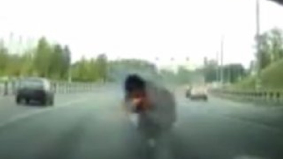 Trafikte tartıştığı sürücüye işaret fişeği attı