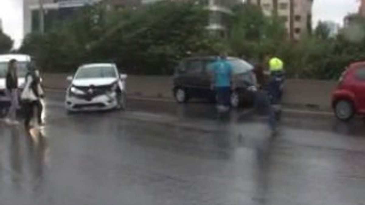 İstanbul'da yağmur yüzünden 6 araç birbirine girdi