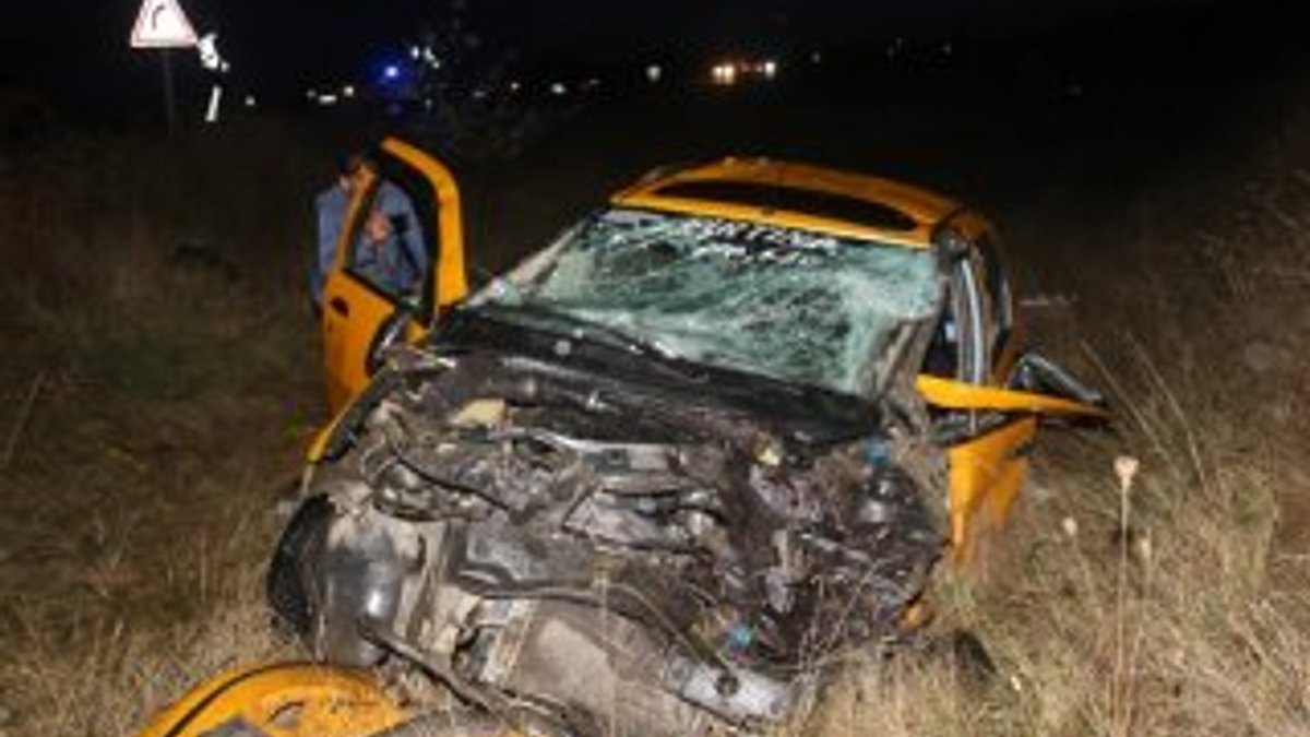 Ticari taksi ile kamyon çarpıştı: 2 ölü, 3 yaralı