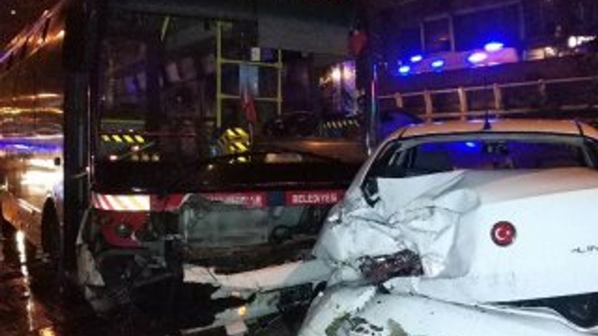 Samsun’da halk otobüsü park halindeki 3 araca çarptı
