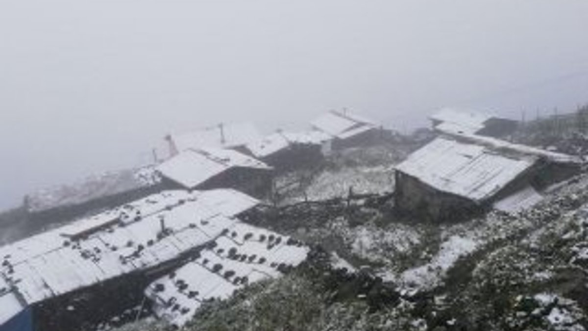 Rize'de Huser Yaylası'na mevsimin ilk karı yağdı
