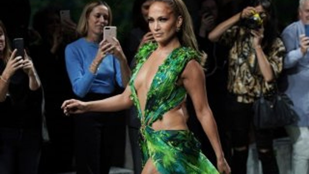 Yeşil elbiseli Jennifer Lopez, podyumu salladı