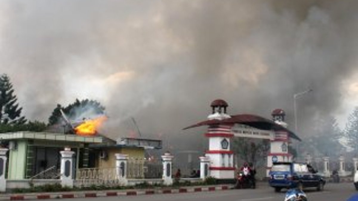 Endonezya’da protestocular binaları ateşe verdi: 20 ölü