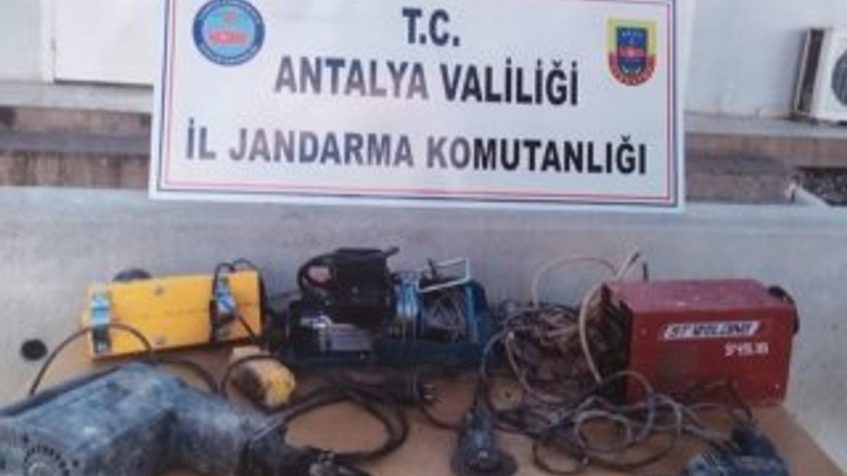 Antalya'da kaçak kazı yapan 32 kişi yakalandı