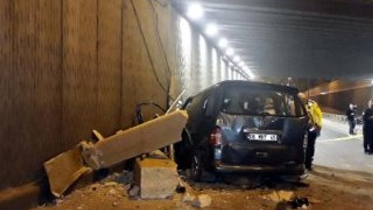 Ankara'da minibüs 5 metreden alt geçide düştü