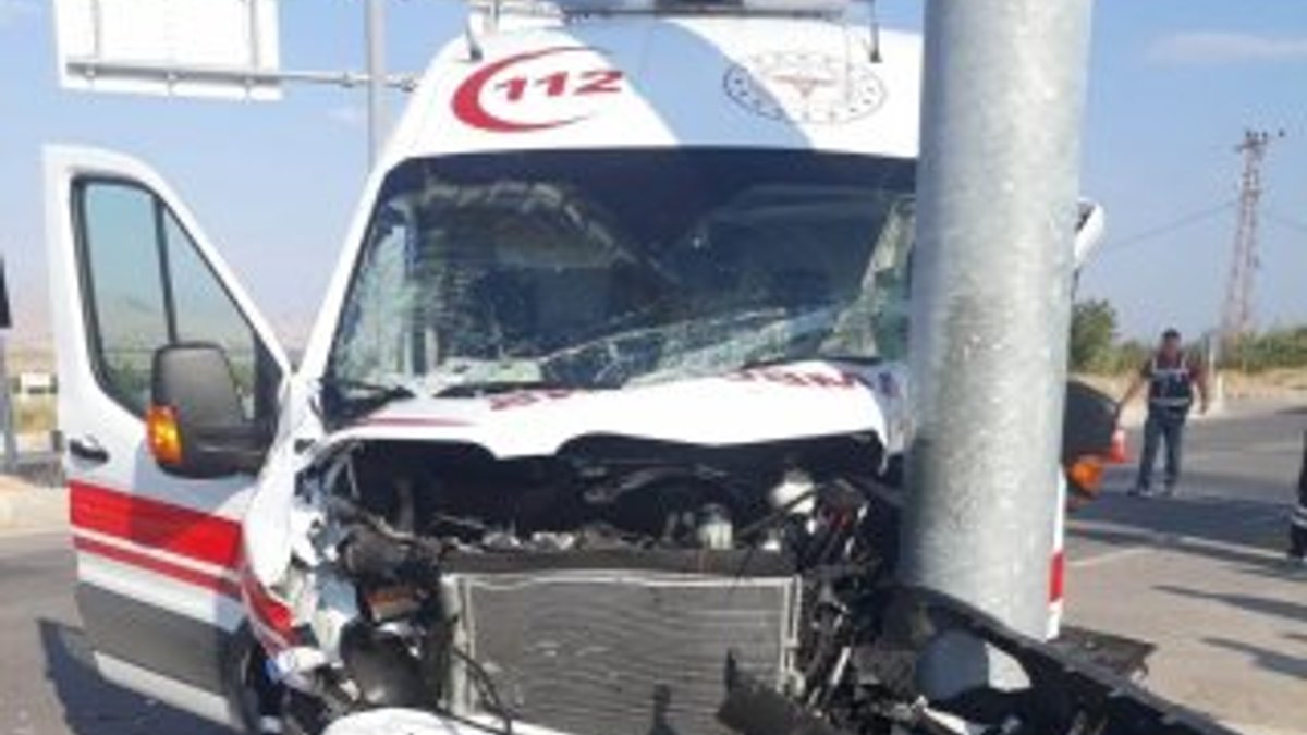 Malatya’da ambulansla otomobil çarpıştı