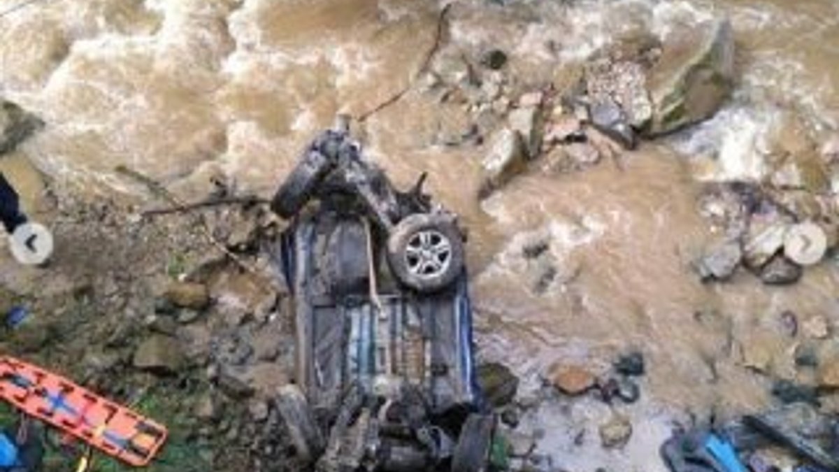 Çaykara'da otomobille dereye uçan çocuk öldü