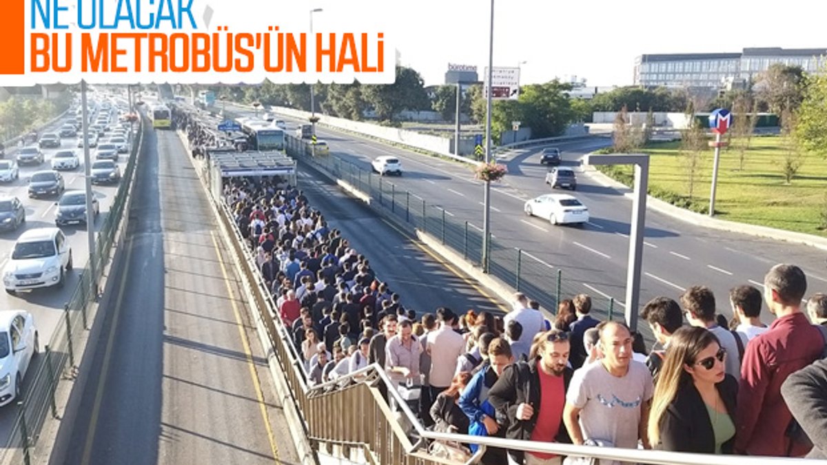İstanbul'daki metrobüs durakları tıklım tıklım