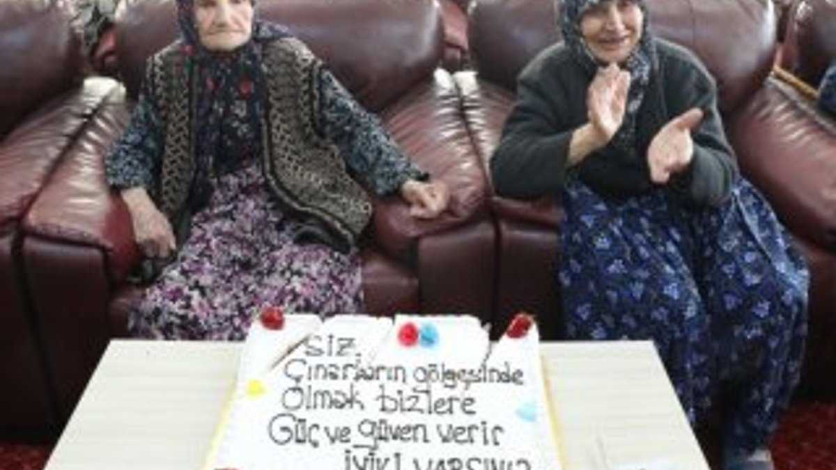 Huzurevindeki altın kızlara 100'üncü yaş pastası