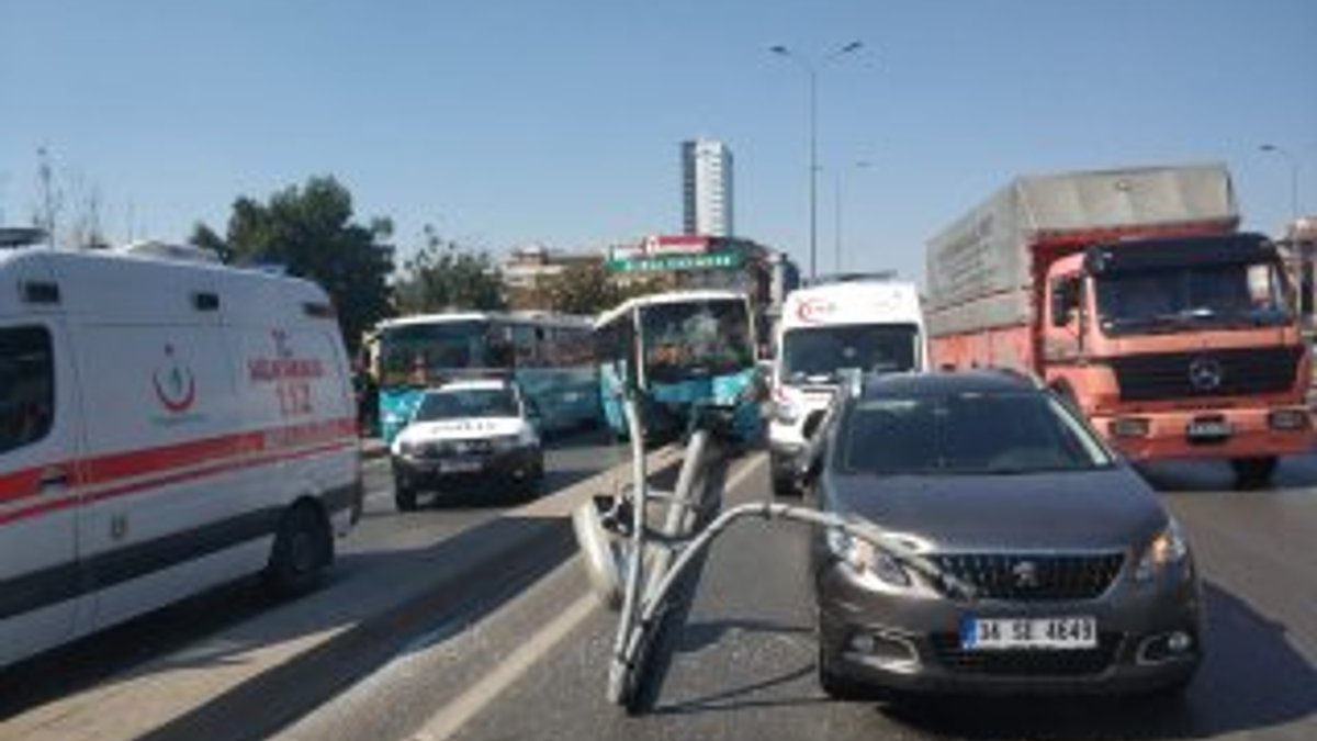 İstanbul'da otobüs kaldırıma çıktı