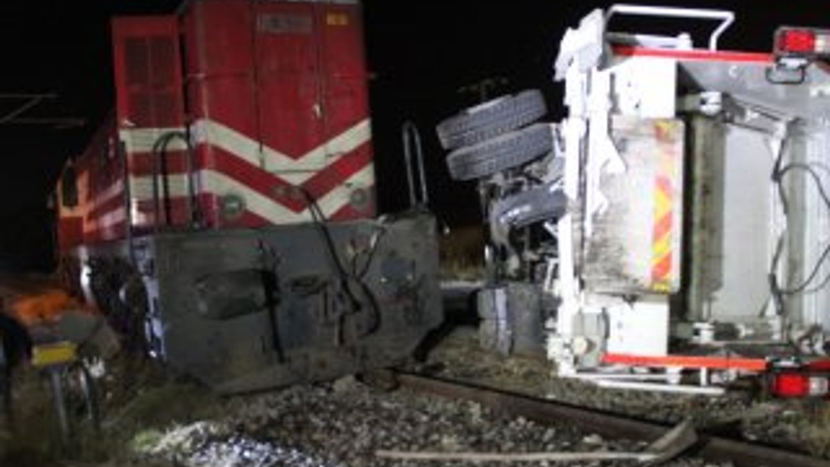 Kütahya'da lokomotif çöp kamyonuna çarptı: 3 yaralı