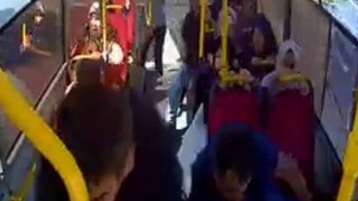 Halk otobüsü kaza yapınca yolcular savruldu