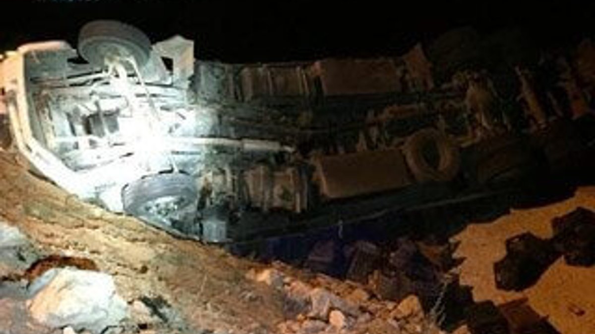 Antalya'da nar yüklü kamyon kaza yaptı: 3 ölü