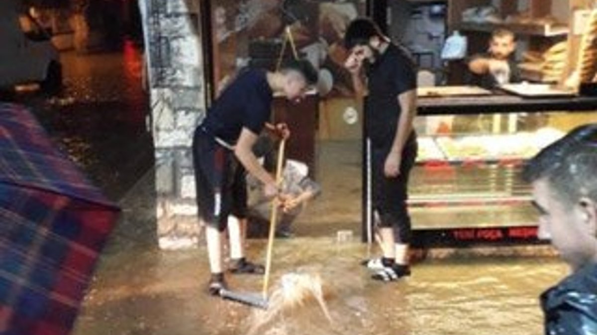 İzmir’de sağanak yağış: Sokaklar ve evler sular altında