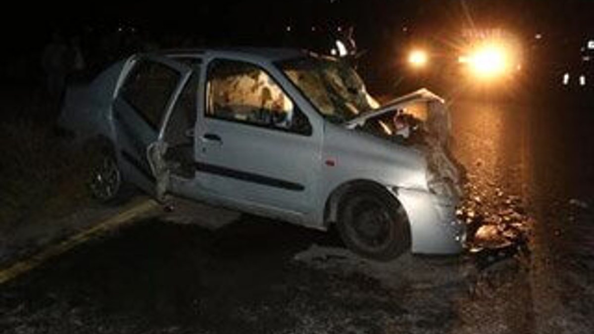 Manisa'da iki araç kafa kafaya çarpıştı: 1 ölü 6 yaralı