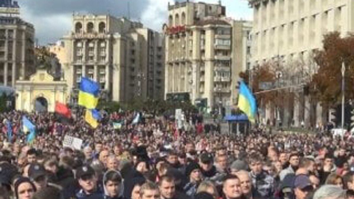 Ukrayna'da ayrılıkçılara özel statü kararına protestolar