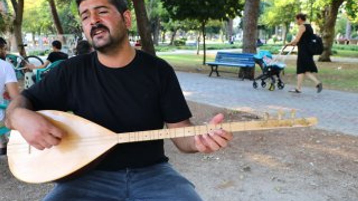 Adana'da çocuklarının geçimini türkü söyleyerek sağlıyor