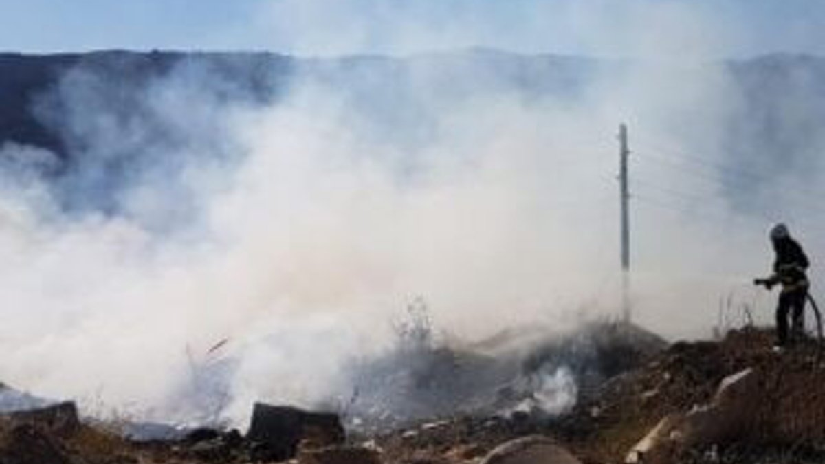 Antalya’da hafriyat ve sera atıklarının döküldüğü alanda yangın