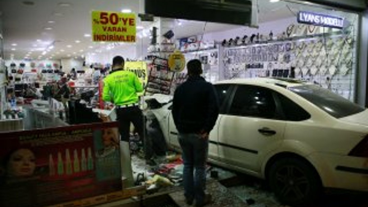 Ankara'da kontrolünü kaybeden araç dükkana girdi
