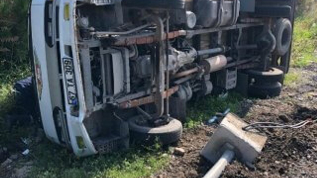 Zonguldak'ta bir kamyon elektrik direğine çarptı