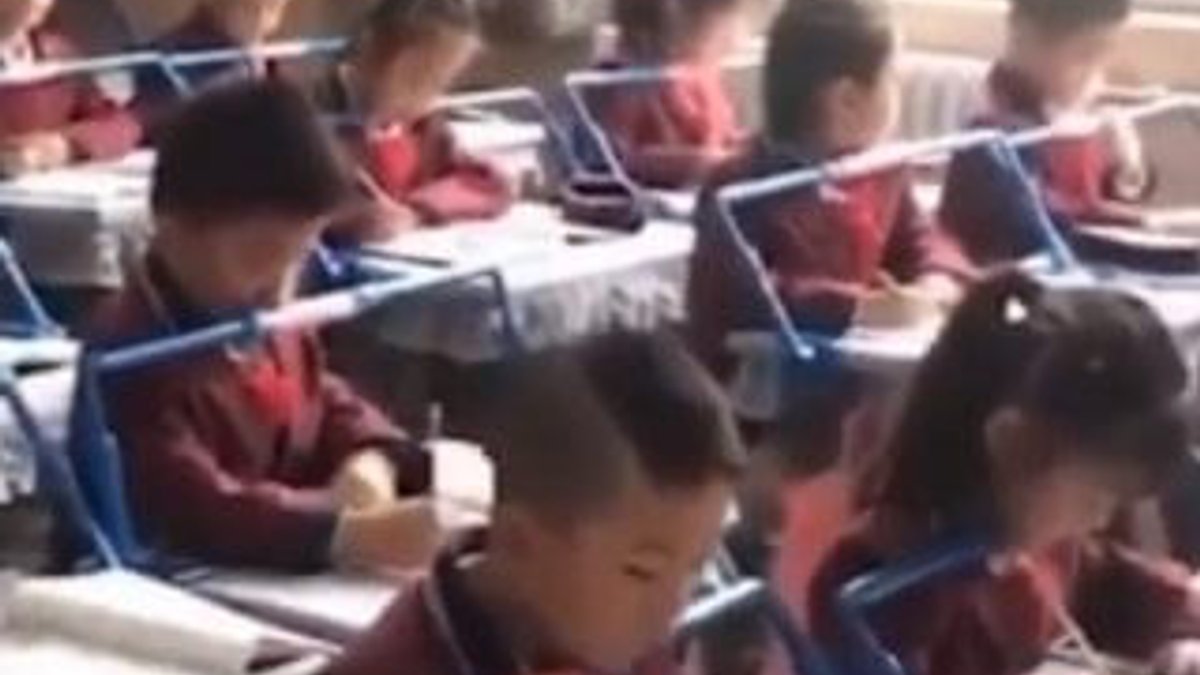 Çin'de öğrencilerin dik oturması için kurulan düzenek