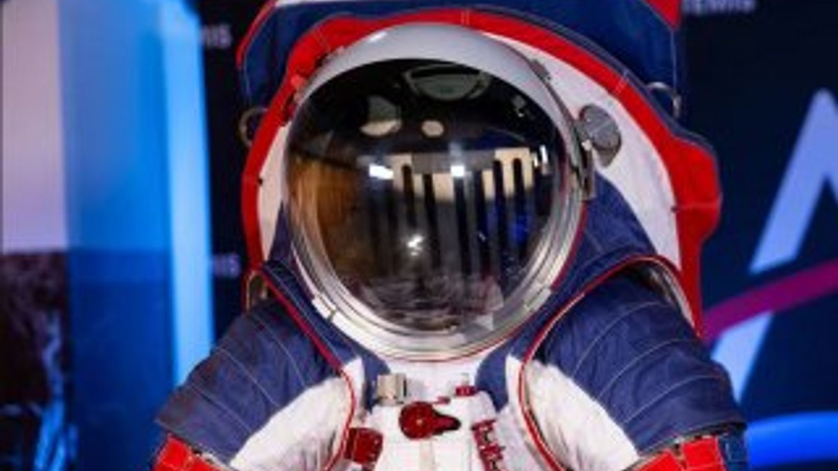 NASA yeni nesil astronot giysilerini tanıttı
