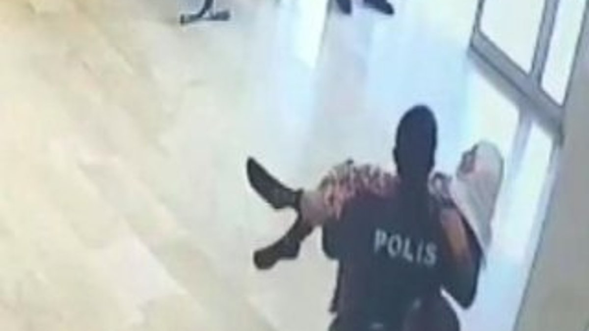 Mardin'de yaşlı kadını kucağında taşıyan polis