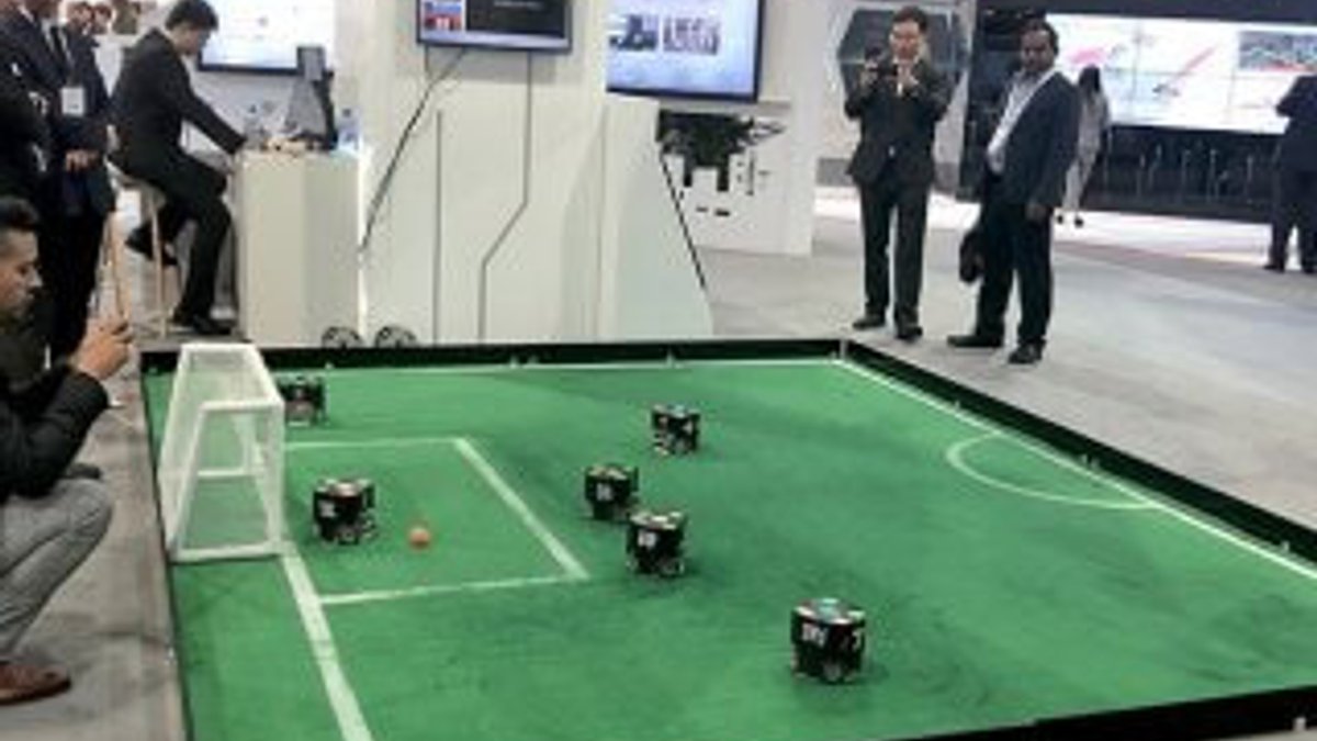 Dünya şampiyonu robot futbolcular büyük ilgi gördü