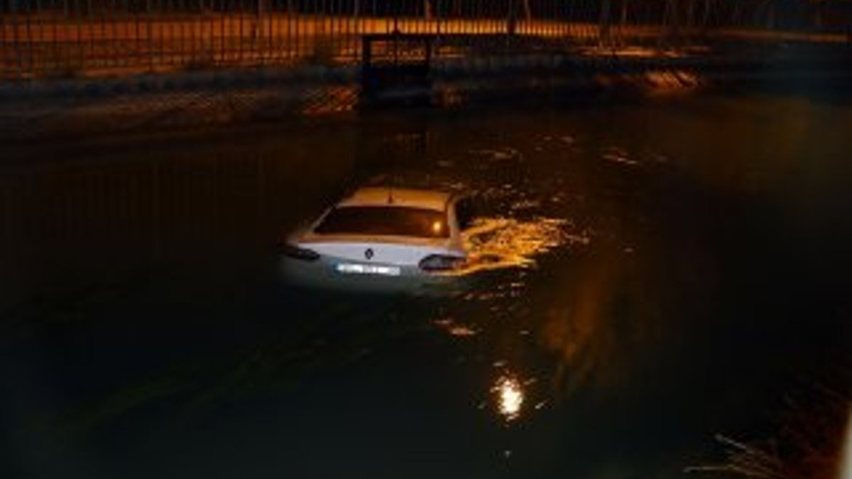 Adana'da sulama kanalına araç düştü