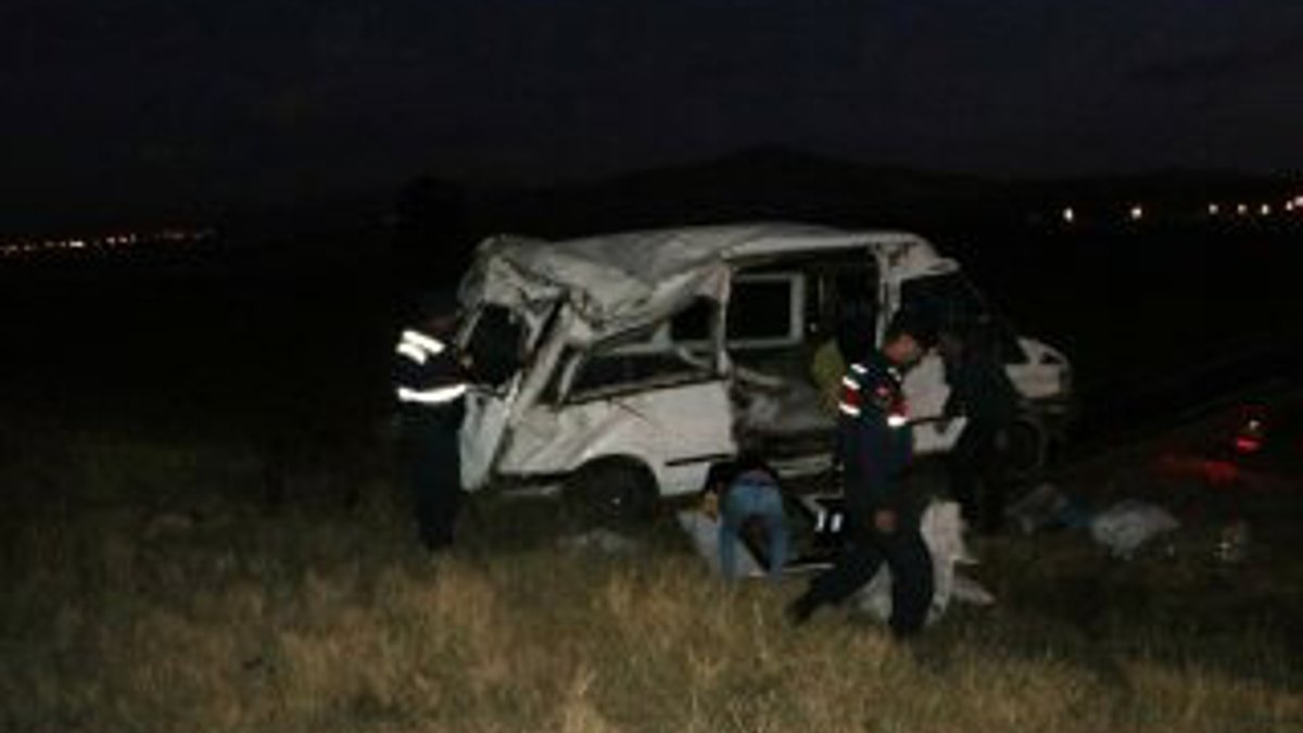 Niğde'de işçileri taşıyan minibüs kaza yaptı