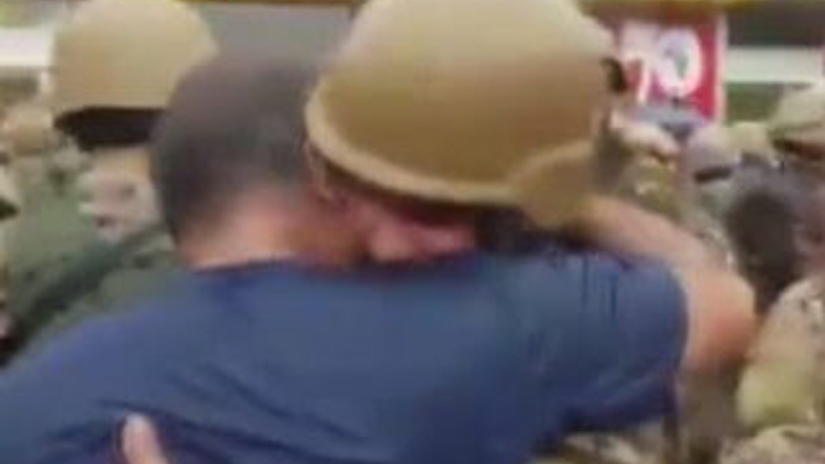 Lübnan'da eylemcilerle askerler birbirlerine sarıldı