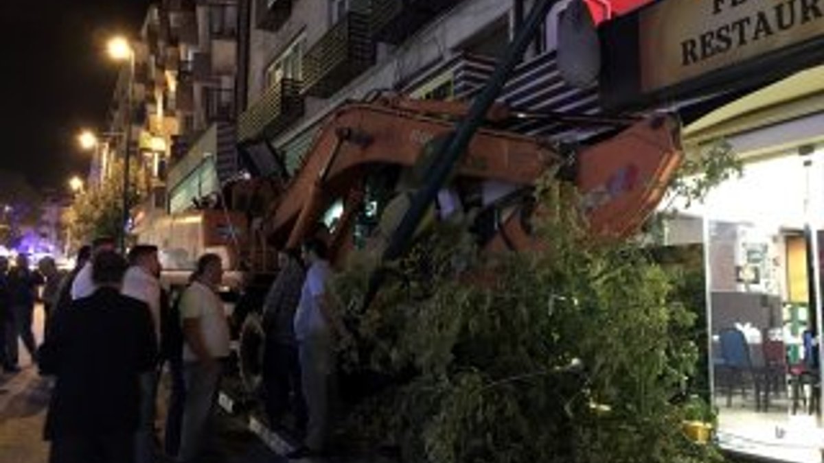 Bursa'da freni boşalan iş makinesi direğe çarparak durdu