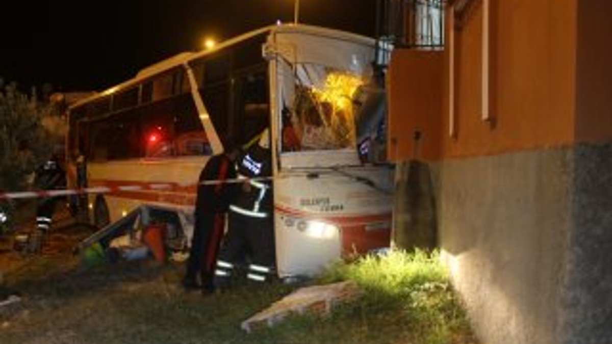 Adana'da kaza: Halk otobüsü evin balkonuna girdi
