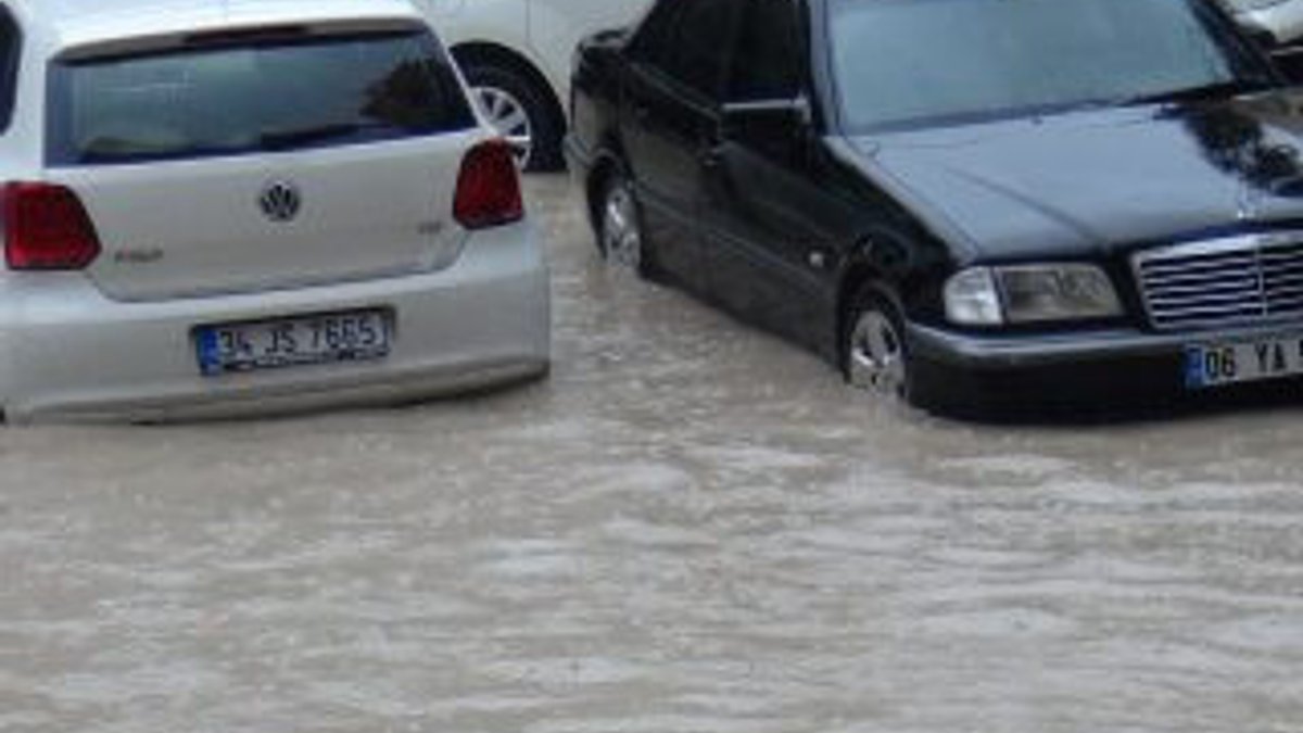 Mardin'de sağanak yağış nedeniyle caddeler göle döndü