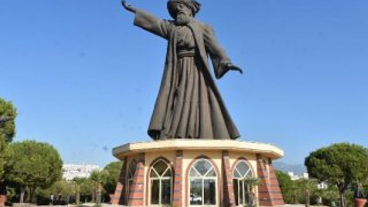 İzmir'de Mevlana heykeline büyük saygısızlık