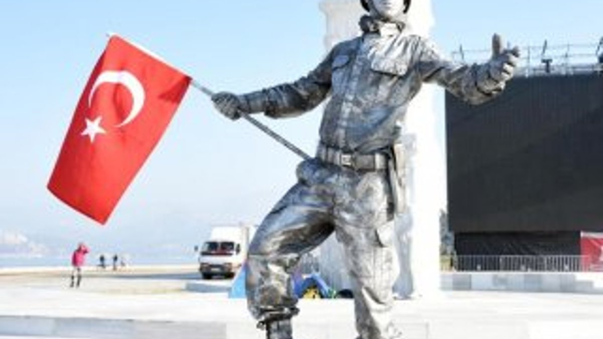 İzmir'de canlı heykelden asker selamı rekor denemesi