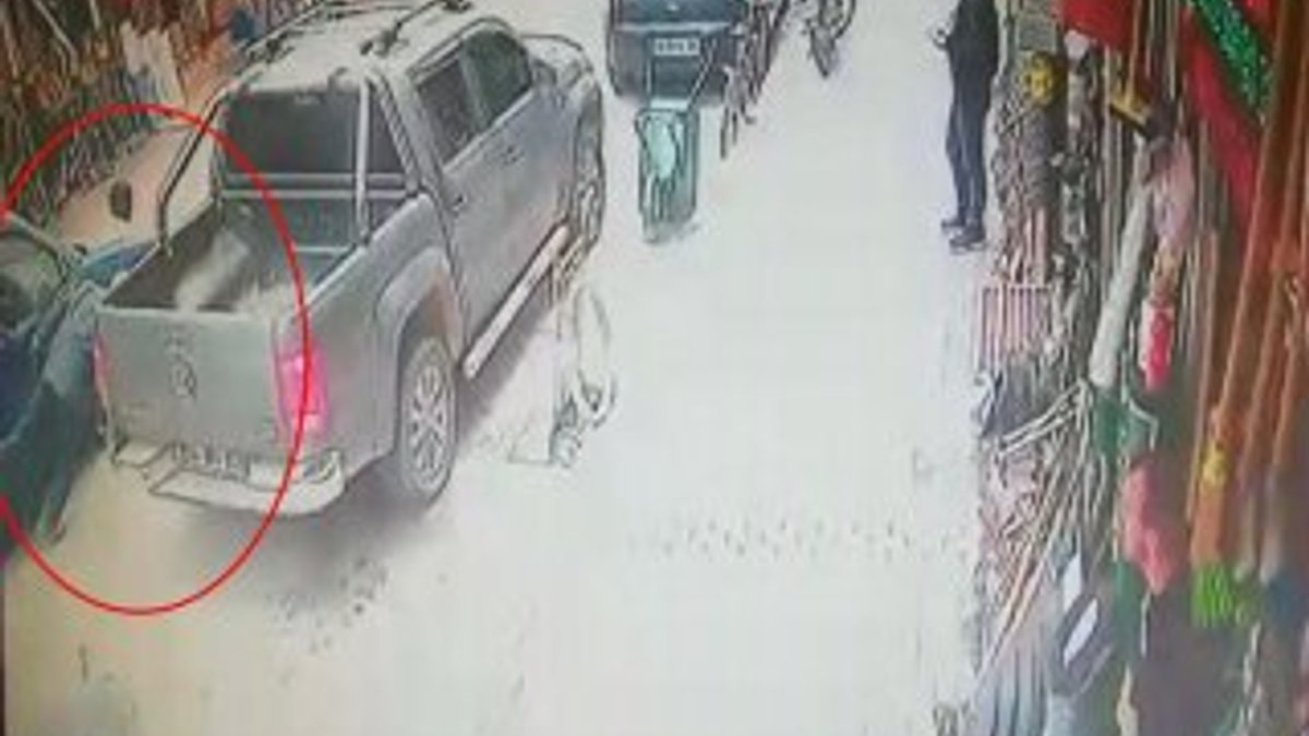 Bursa'da yolun karşısına geçen adama araba çarptı