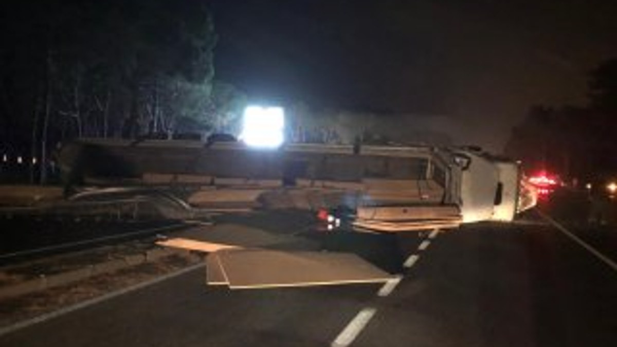 Bursa'da kazada devrilen çekici yolu kapattı