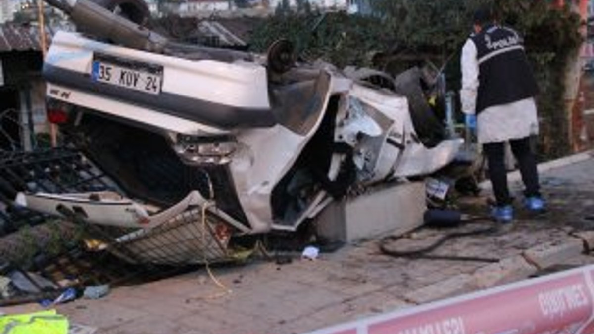 İzmir'de trafik kazası: 2 ölü 1 yaralı
