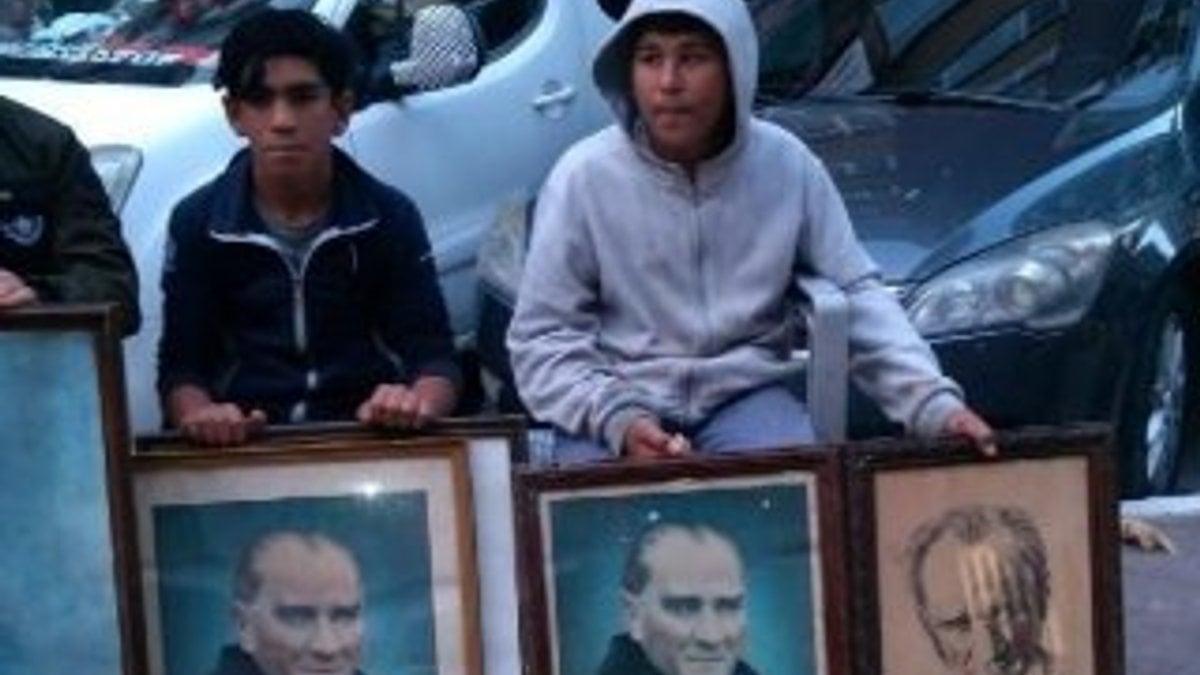 Çöpteki Atatürk portrelerine sahip çıkan çocuklar