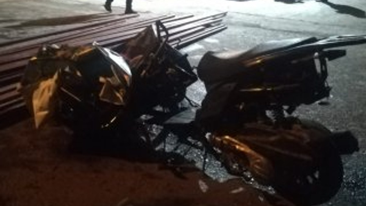 İzmir'de demir profiller motosikletin üzerine yıkıldı