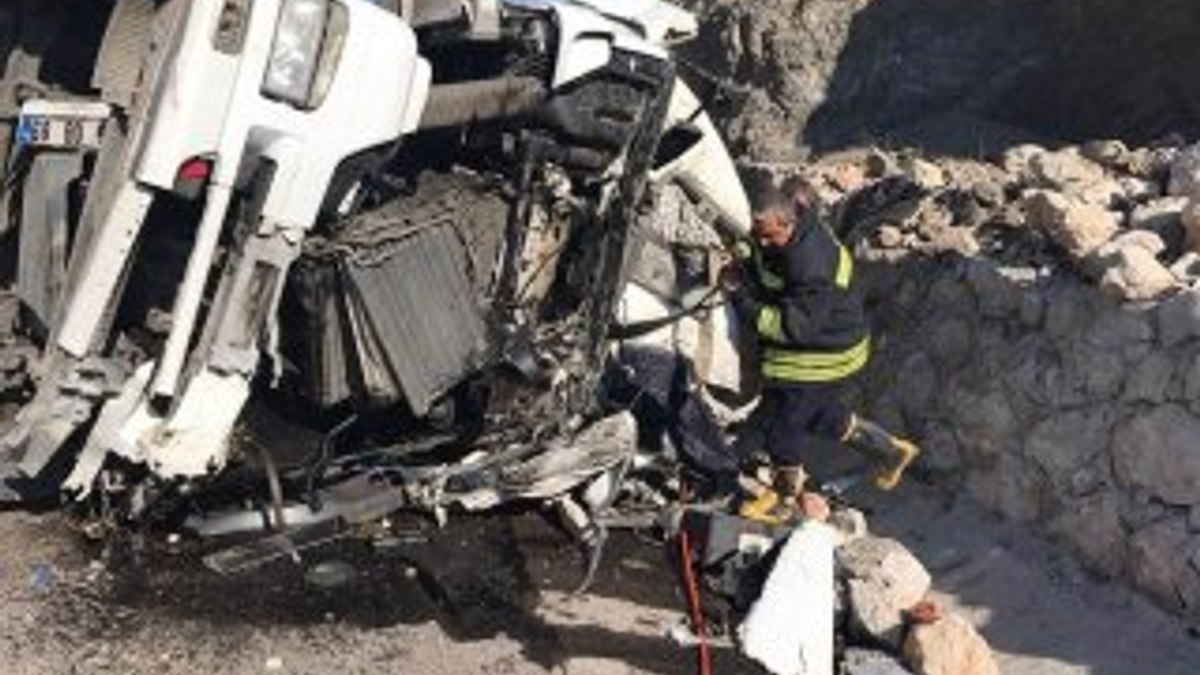 Gaziantep'te freni boşalan tır taklalar atı